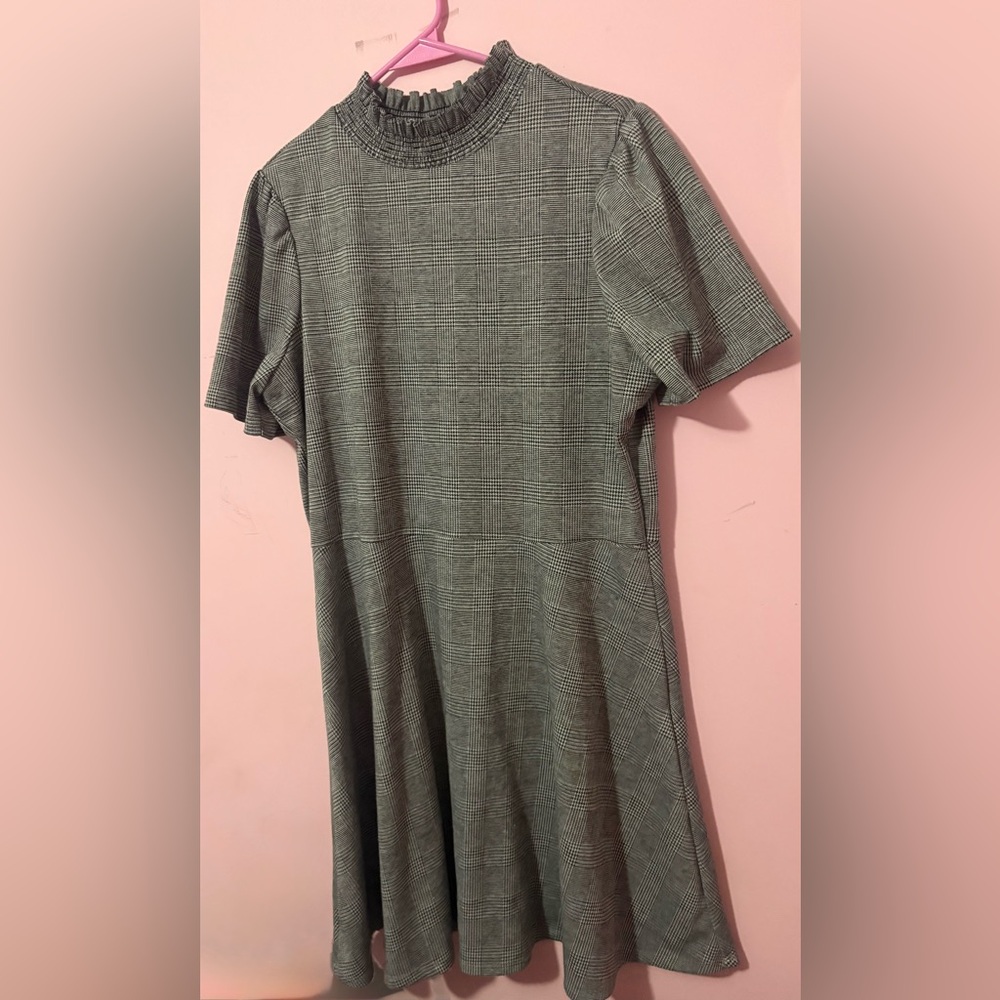 ⭐️le chateau Grey Plaid Short-Sleeve Fit-and-Flare Dress